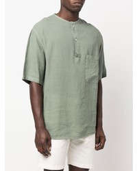 olivgrünes T-shirt mit einer Knopfleiste von Costumein