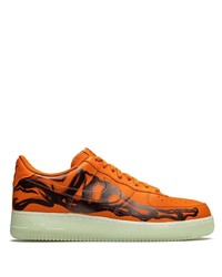 orange bedruckte Leder niedrige Sneakers von Nike