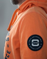 orange bedruckter Pullover mit einem Kapuze von CODE-ZERO