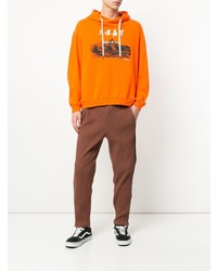 orange bedruckter Pullover mit einem Kapuze von Yoshiokubo