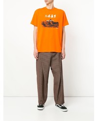 orange bedrucktes T-Shirt mit einem Rundhalsausschnitt von Yoshiokubo