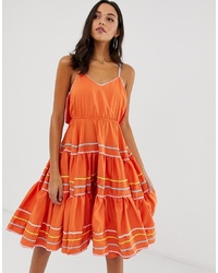 orange besticktes ausgestelltes Kleid