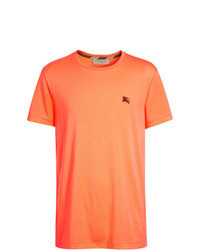 orange besticktes T-Shirt mit einem Rundhalsausschnitt