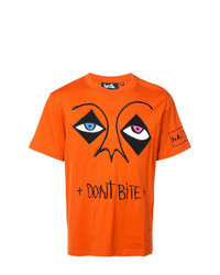 orange besticktes T-Shirt mit einem Rundhalsausschnitt von Haculla
