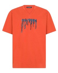 orange besticktes T-Shirt mit einem V-Ausschnitt