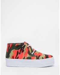 orange Camouflage Turnschuhe von Asos