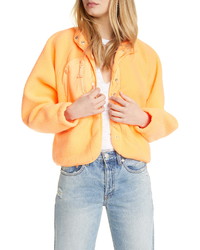 orange Fleece-Pullover mit einem Reißverschluß