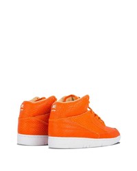 orange hohe Sneakers aus Leder mit Schlangenmuster von Nike