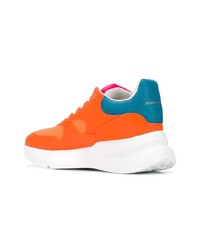 orange hohe Sneakers von Alexander McQueen