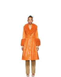 orange Mantel mit einem Pelzkragen