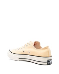 orange niedrige Sneakers von Converse