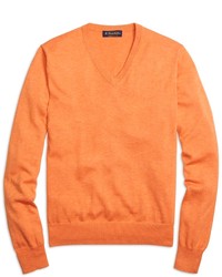 orange Pullover mit einem V-Ausschnitt