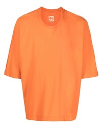 orange T-Shirt mit einem Rundhalsausschnitt von Homme Plissé Issey Miyake