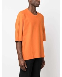 orange T-Shirt mit einem Rundhalsausschnitt von Homme Plissé Issey Miyake