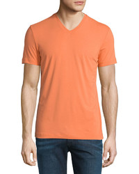 orange T-Shirt mit einem V-Ausschnitt