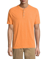 orange T-shirt mit einer Knopfleiste