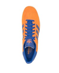 orange Wildleder niedrige Sneakers von adidas