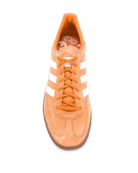 orange Wildleder niedrige Sneakers von adidas