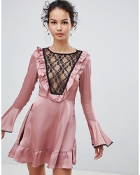 rosa ausgestelltes Kleid aus Spitze mit Rüschen