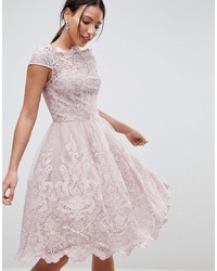 rosa ausgestelltes Kleid aus Spitze von Chi Chi London