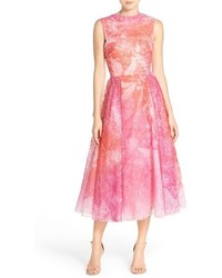 rosa ausgestelltes Kleid mit Blumenmuster