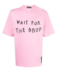 rosa bedrucktes T-Shirt mit einem Rundhalsausschnitt von DRHOPE