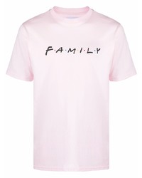 rosa bedrucktes T-Shirt mit einem Rundhalsausschnitt von Family First