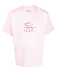 rosa bedrucktes T-Shirt mit einem Rundhalsausschnitt von GUESS USA