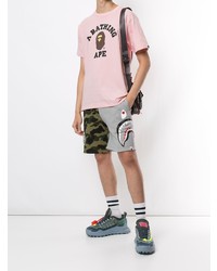 rosa bedrucktes T-Shirt mit einem Rundhalsausschnitt von A Bathing Ape