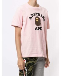 rosa bedrucktes T-Shirt mit einem Rundhalsausschnitt von A Bathing Ape