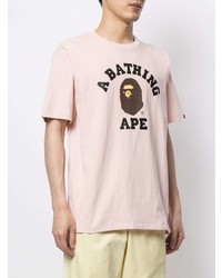 rosa bedrucktes T-Shirt mit einem Rundhalsausschnitt von A Bathing Ape