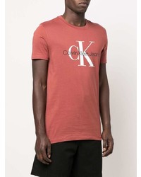 rosa bedrucktes T-Shirt mit einem Rundhalsausschnitt von Calvin Klein Jeans