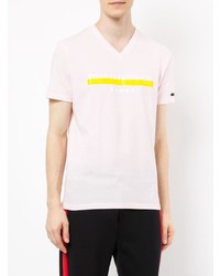 rosa bedrucktes T-Shirt mit einem V-Ausschnitt von GUILD PRIME