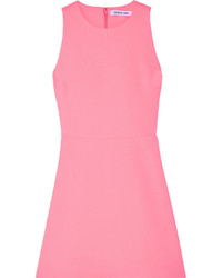 rosa Kleid mit geometrischem Muster