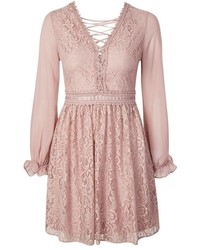 rosa Kleid mit Lochstickerei