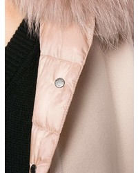 rosa Mantel mit einem Pelzkragen von Moncler