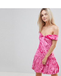 rosa schulterfreies Kleid aus Samt von Vero Moda Petite