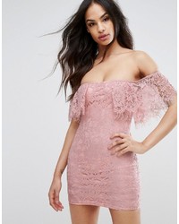 rosa schulterfreies Kleid aus Spitze von PrettyLittleThing