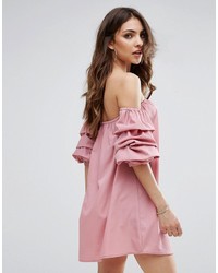 rosa schulterfreies Kleid von PrettyLittleThing