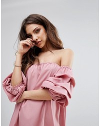 rosa schulterfreies Kleid von PrettyLittleThing