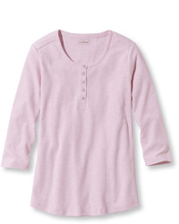 rosa T-shirt mit einer Knopfleiste
