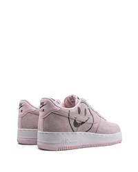 rosa Wildleder niedrige Sneakers von Nike