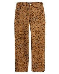 rotbraune Chinohose mit Leopardenmuster
