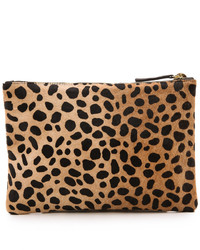 rotbraune Clutch mit Leopardenmuster von Clare Vivier