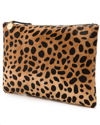 rotbraune Clutch mit Leopardenmuster von Clare Vivier