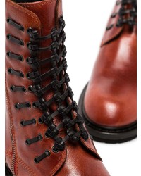 rotbraune flache Stiefel mit einer Schnürung aus Leder von Ann Demeulemeester
