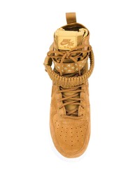 rotbraune hohe Sneakers aus Wildleder mit Sternenmuster von Nike