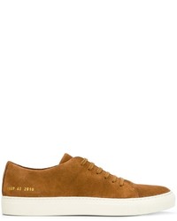 rotbraune niedrige Sneakers von Common Projects