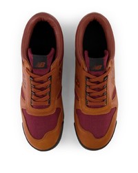 rotbraune niedrige Sneakers von New Balance