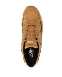 rotbraune niedrige Sneakers von New Balance